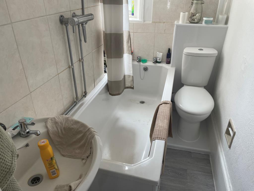 Lot: 31 - LEASEHOLD INVESTMENT - Bath with WC and sink unit